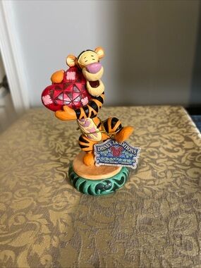 Jim Shore Disney Showcase Collection  - Tigger "Heartfelt Hug" Gift Magical